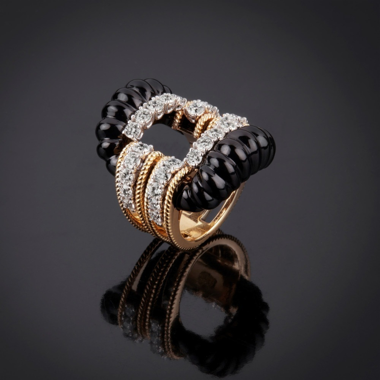 Nodo D'amore, Anello con pietra dura e diamanti